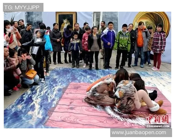 三角人体彩绘与足球宝贝的完美结合展现运动与艺术的魅力