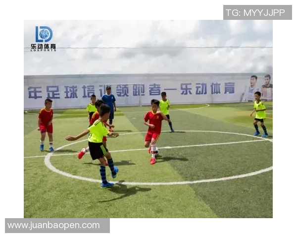 提升团队合作与个人技能的协调性足球训练方法探讨