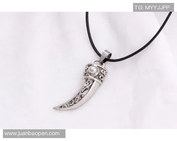 男生项链与足球的完美结合展现个性与热情的时尚选择