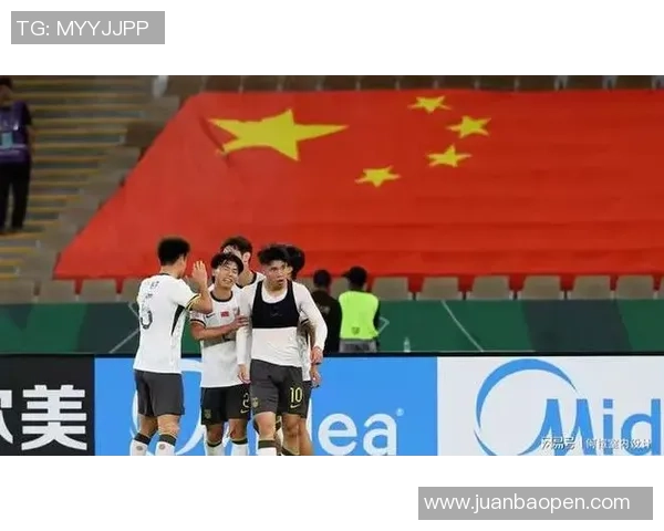 足球比赛中意外事件发生球迷用足球砸坏停放车辆引发热议 足球比赛中意外事件发生球迷用足球砸坏停放车辆引发热议